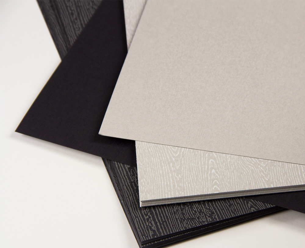 Front and reverse sides of Gmund Urban Brasilia wood grain card stock